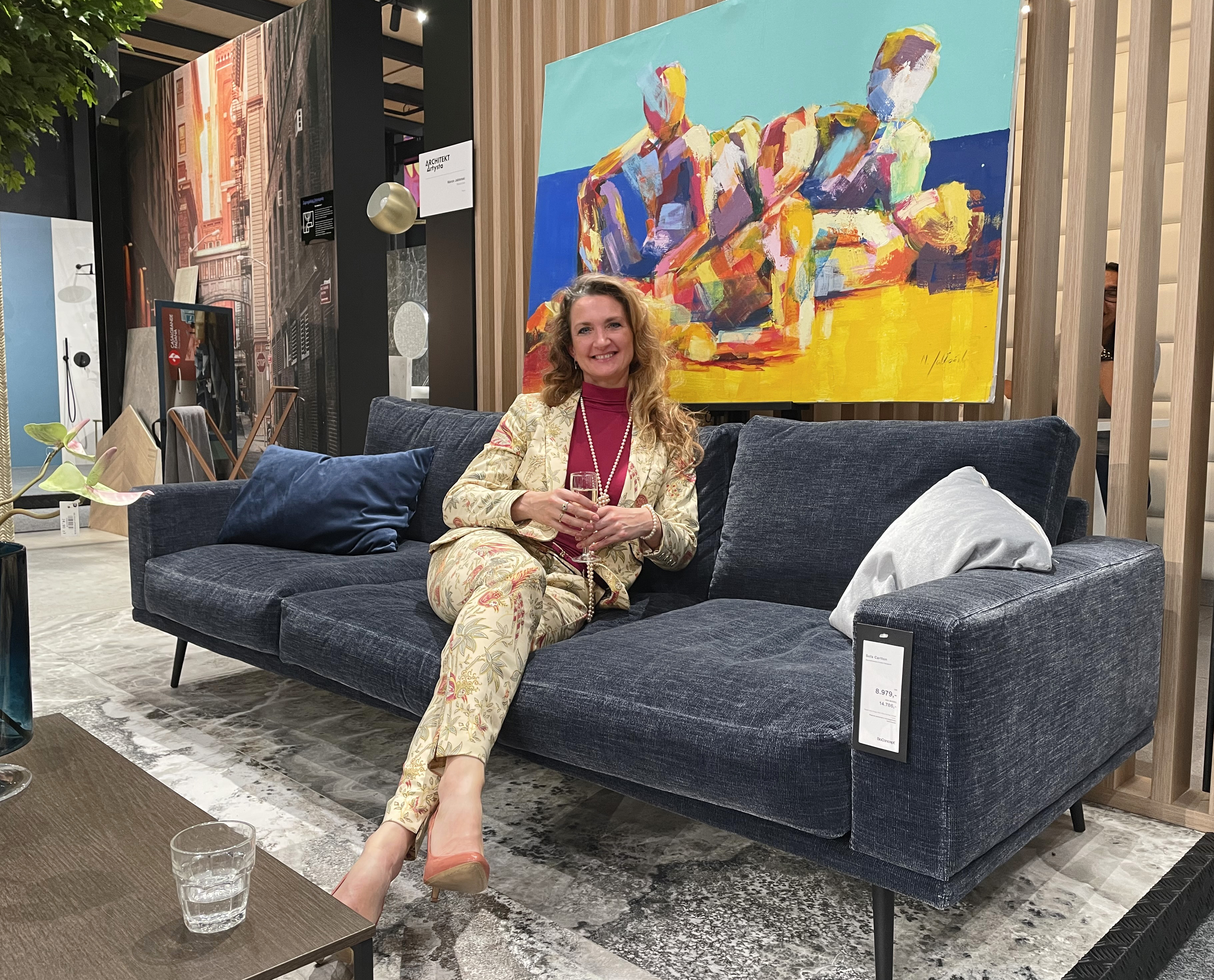 Współczesna sztuka abstrakcyjna w salonie, budowanie tożsamości wnętrza